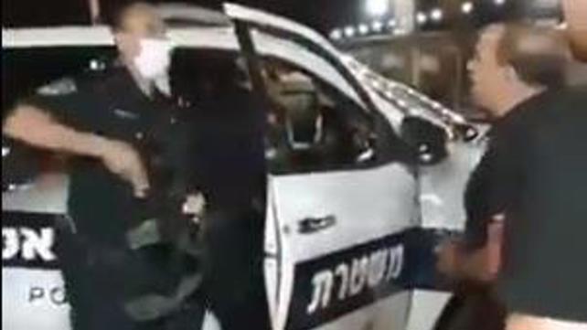 שוטר שולף נשק במג'דל כרום