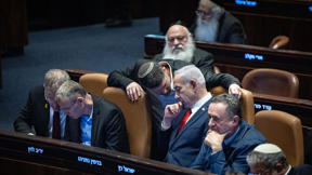 ראש הממשלה בנימין נתניהו משוחח עם שר האוצר בצלאל סמוטריץ', יולי 2025