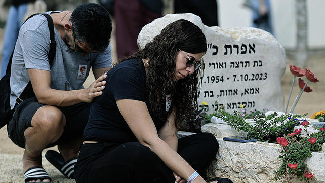 בית הקברות בקיבוץ ניר עוז במלאות שנתיים לטבח 7 באוקטובר, אוקטובר 2025
