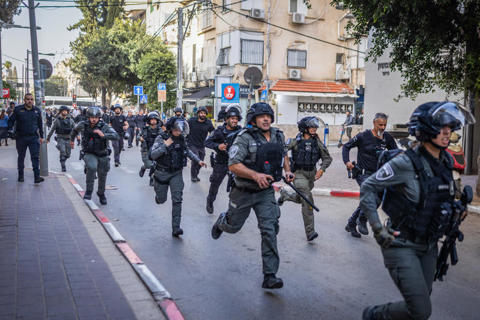 שוטרים במהומות בבני ברק