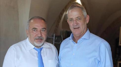 לפני הפגישה עם נתניהו וריבלין: גנץ נועד עם ליברמן