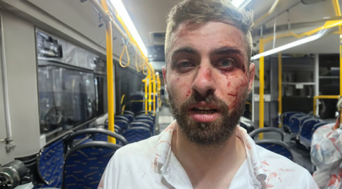 תיעוד מזעזע מנצרת: נהג אוטובוס הותקף בידי גבר - שהשליך עליו אבנים