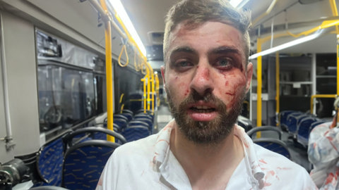 תיעוד מזעזע מנצרת: נהג אוטובוס הותקף בידי גבר - שהשליך עליו אבנים