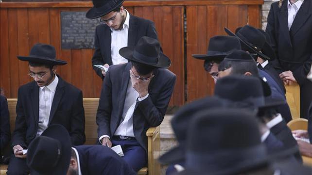 תלמידים ליד גופת הרב שלום כהן, ראש מועצת גדולי התורה, ש"ס, 22.8.22