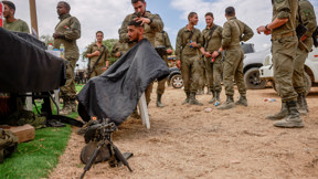 חיילים מסתפרים ליד גבול עזה