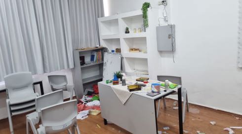 הפעלת מטף על מורה וריסוסי גרפיטי - ונדליזם בפתיחת שנת הלימודים