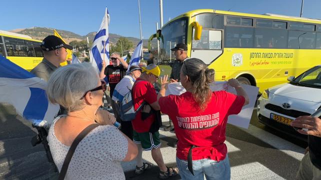 מפגינים חוסמים את כביש 90 בצפון 
