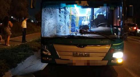 הולך רגל כבן 30 נהרג מפגיעת אוטובוס בקריית אתא