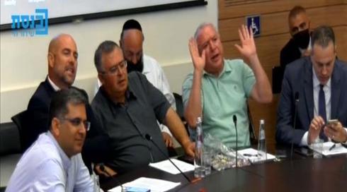 "בושה", "בריון": שוב קללות וצעקות בוועדה המסדרת. הפגנה מחוץ לכנסת