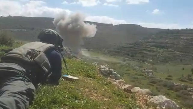 חייל צה"ל יורה לעבר המטען