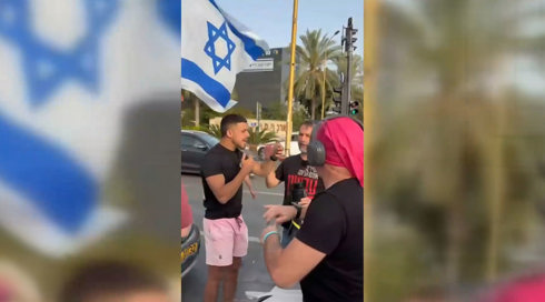 אלימות בהפגנה להשבת החטופים: צעירים קיללו, תקפו - והשחיתו דגל ישראל