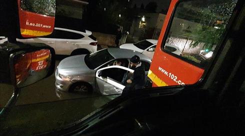 לפחות עשרה בני אדם חולצו מכלי רכב בעקבות הצפות באזור חיפה