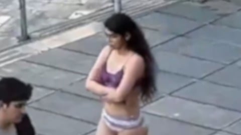 הסטודנטית מתהלכת בחצר האוניברסיטה בתחתונים