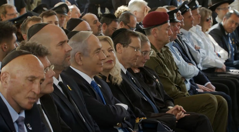 יום האבל הלאומי: משפחות צעקו בזמן נאום רה"מ, שנאלץ להפסיק לדבר
