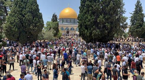 צפיפות בהר הבית: עשרות אלפי מתפללים במסגד אל-אקצא
