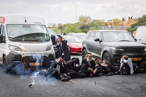 אמצעי לפיזור הפגנות מושלך לעבר חרדים שחוסמים את כביש 4 חיים גולדברג/פלאש90