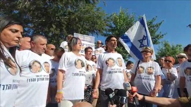 שמחה ולאה גולדין באירוע מחאה נגד טקס לצוק איתן מחוץ להר הרצל, יולי 2019