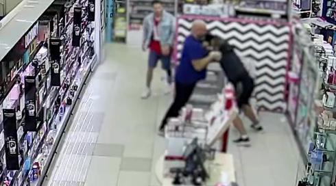 תיעוד: לוקחים עשרות בשמים ומרססים בגז מדמיע