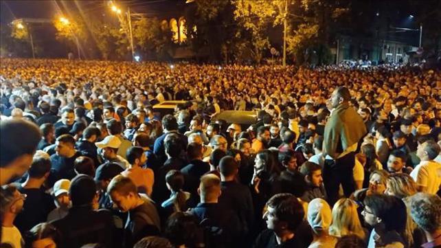 מפגינים מול הפרלמנט, ארמניה 