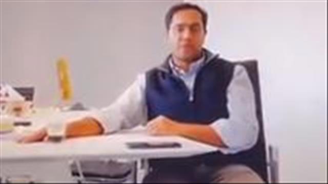 פיטר עובדים בשיחת זום