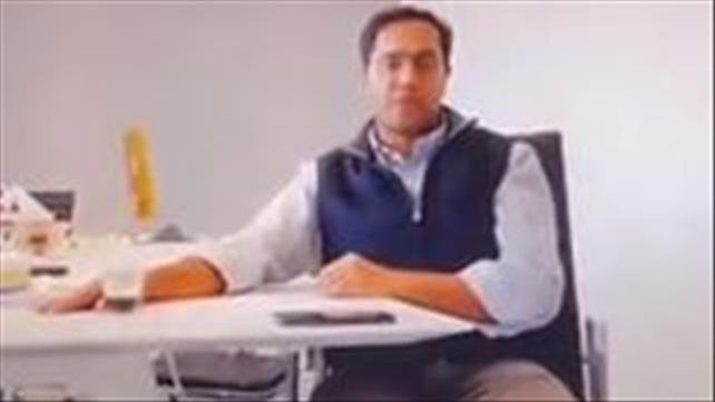 פיטר עובדים בשיחת זום