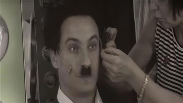 צ'ארלי צ'פלין במחזה זמר ישראלי - השחקן עופרי ביטרמן