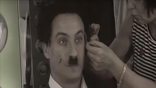 צ'ארלי צ'פלין במחזה זמר ישראלי - השחקן עופרי ביטרמן