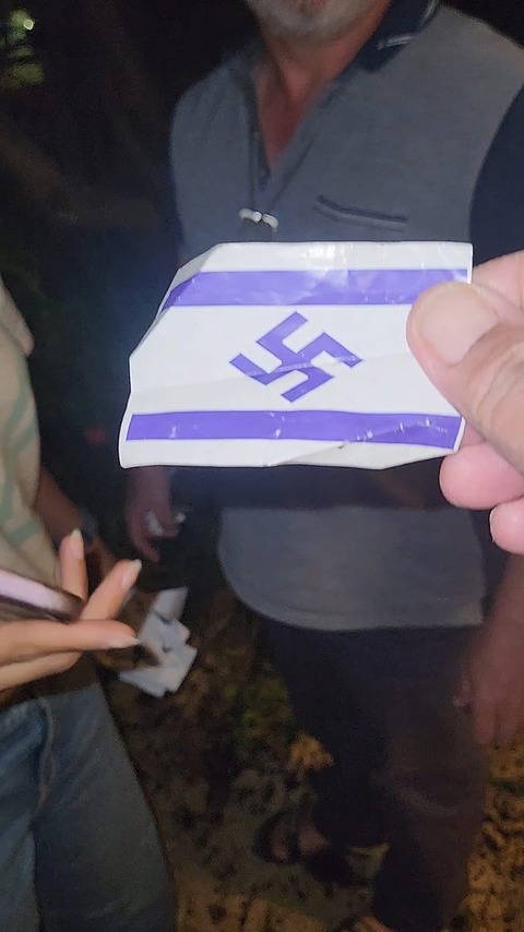 תמונת דגל ישראל עם צלב קרס שפוזרה ליד הבית של סולברג