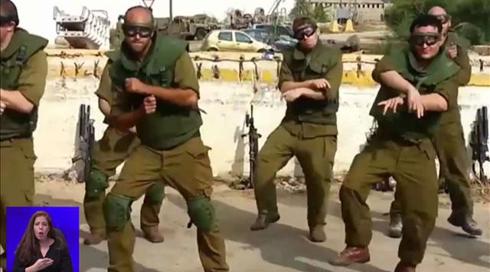 ריקודים בחברון וכדורגל בסיור: צה"ל משנה גישה כלפי הסרטונים של לוחמיו