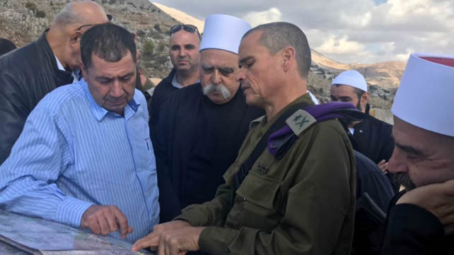 דרוזים בגולן משקיפים על חאדר, היום