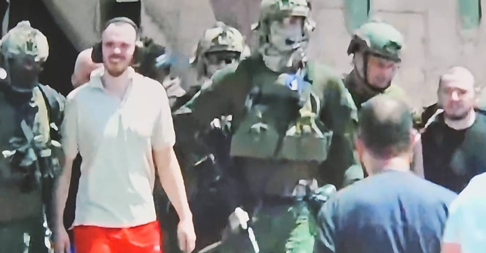 אלמוג מאיר ואנדרי קוזלוב  בירידה מהמסוק עם לוחמי הימ״מ