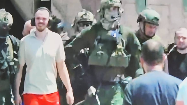 אלמוג מאיר ואנדרי קוזלוב  בירידה מהמסוק עם לוחמי הימ״מ