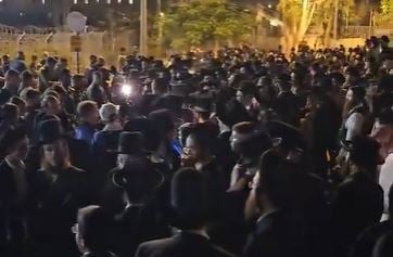הפגנה של הפלג הירושלמי מחוץ לבית ליד