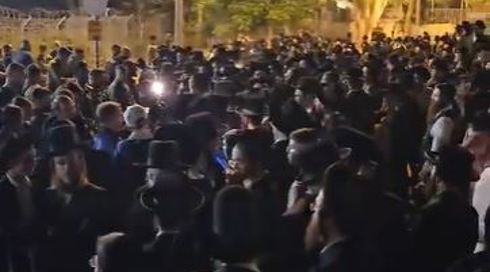 מאות חרדים מהפלג הירושלמי מפגינים מחוץ לבית ליד