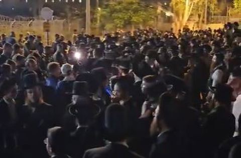 הפגנה של הפלג הירושלמי מחוץ לבית ליד