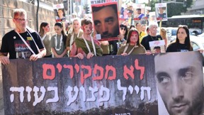 קרובי משפחתו של החייל החטוף מתן אנגרסט במחאה לשחרורו מהשבי