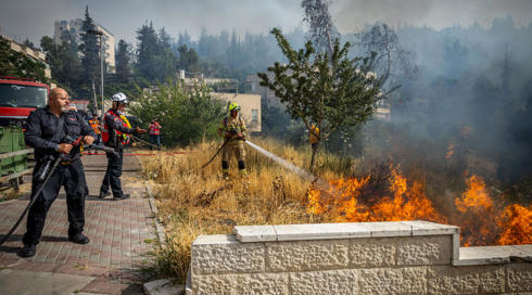 שריפה פרצה בבית הכרם בירושלים: בתי קו ראשון פונו מתושבים