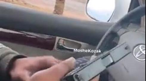 תיעוד: צעיר שולף אקדח כשניידת משטרה חולפת על פניו בתל שבע