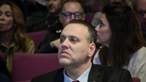 השר מיקי זוהר יושב באולם באירוע לזכרו של יעקב כהן