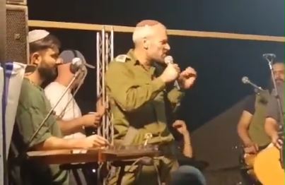 קצין נואם לחיילים