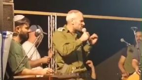 קצין נואם לחיילים
