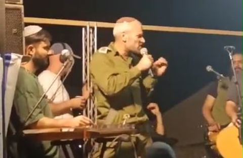 קצין נואם לחיילים