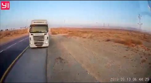 תיעוד: שתי משאיות התנגשו, הנהגים נפצעו קשה
