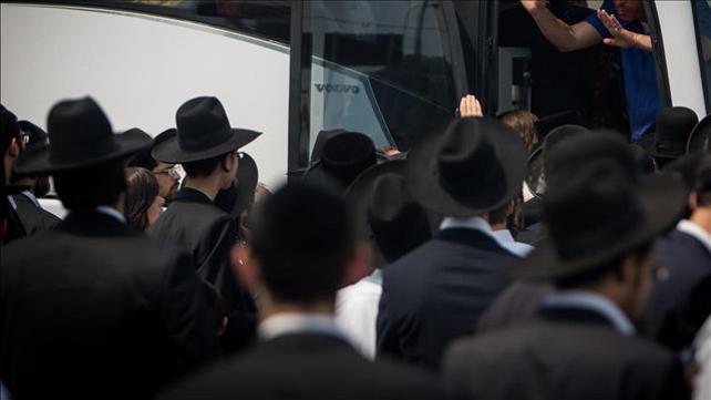 נוסעים חרדים בכניסה לאוטובוס