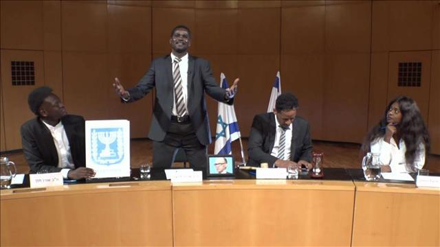 מה קרה שמבקשי מקלט נכנסו נעליים של מי שמבקש לגרש אותם?