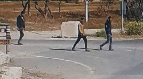 תיעוד מצאלים: הפלסטינים שחדרו מעזה מסתובבים חמושים מטרים משער הקיבוץ