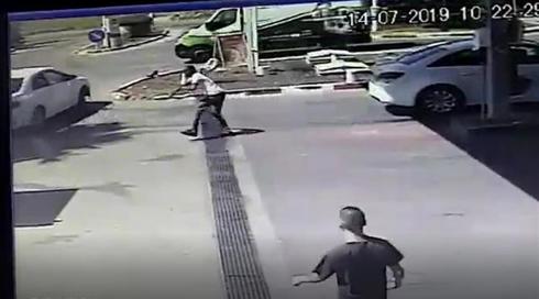 תיעוד: שוד של איש עסקים מעזה בתחנת דלק (1)