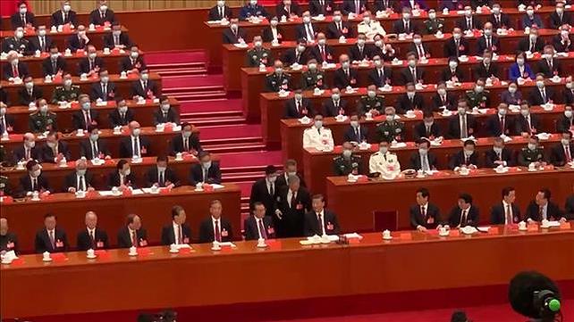 נשיא סין לשעבר חו ג'ינטאו מוצא מהאולם בכנס של המפלגה הקומוניסטית 22.10.22