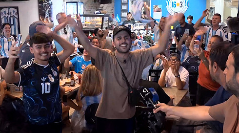 אחרי השלושער של מסי במשחק הבכורה במונדיאל - אוהדי ארגנטינה מרשים לעצמם לחלום על דאבל