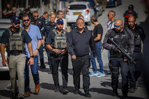 איתמר בן גביר בליווי משטרה